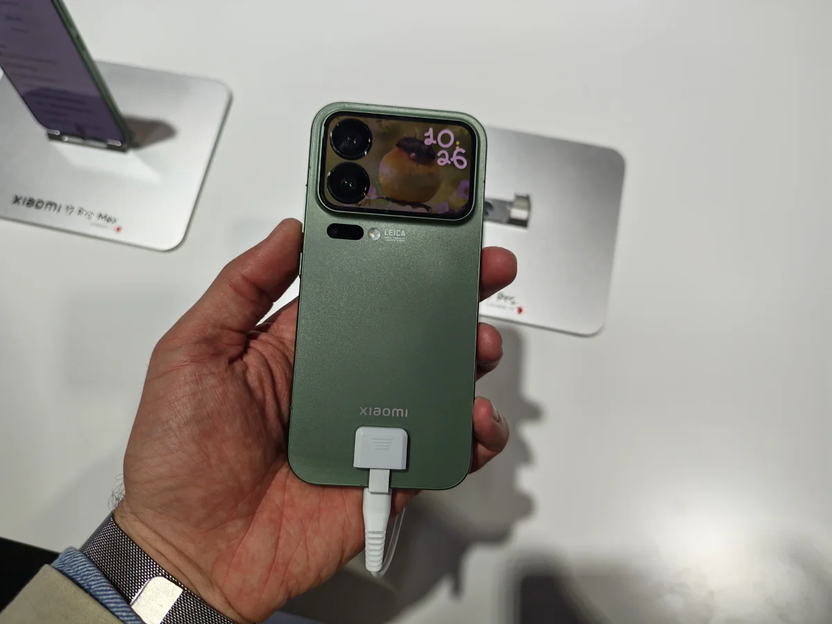 Xiaomi 17 Pro és 17 Pro Max kézben az MWC 2026-on: a hátlapi kijelző ellopja a show-t