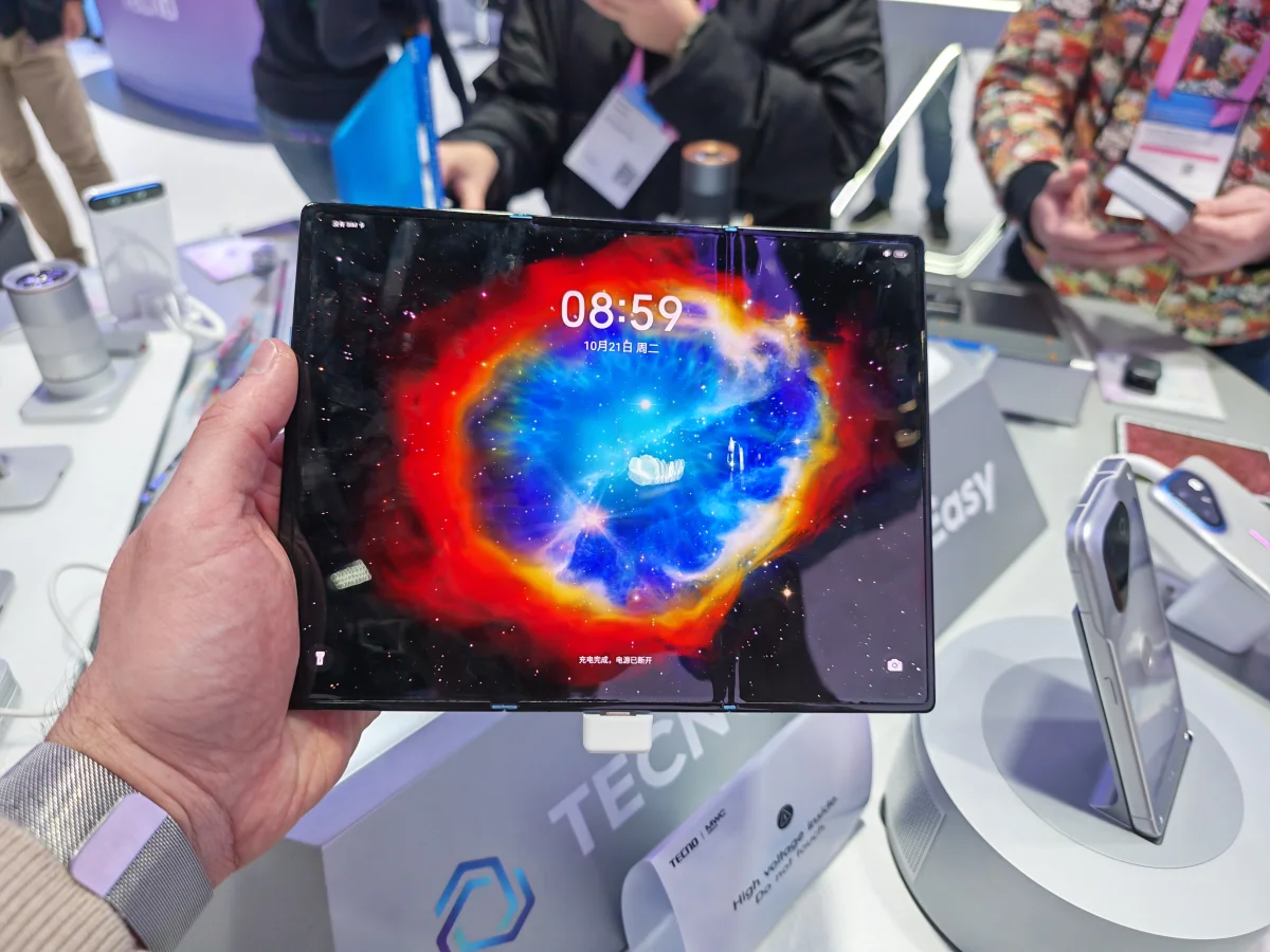 TECNO Phantom Ultimate G Fold az MWC-n: a trifold telefon, amit tényleg ki lehet hajtogatni